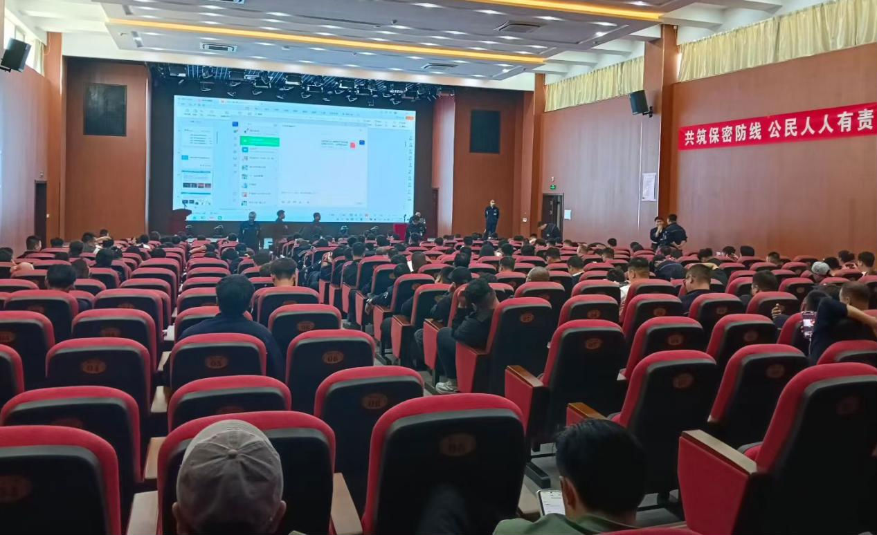逸云天便攜式四合一氣體檢測儀 賦能石化原料企業(yè)現(xiàn)場安全監(jiān)測圖片